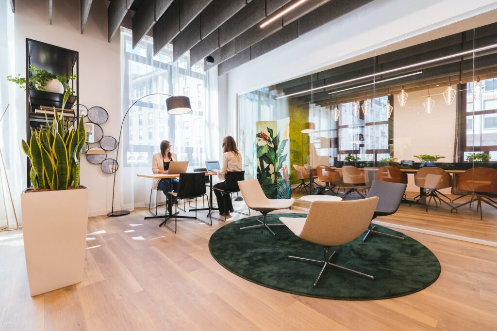 Empfangsbereich Büro einladend gestalten